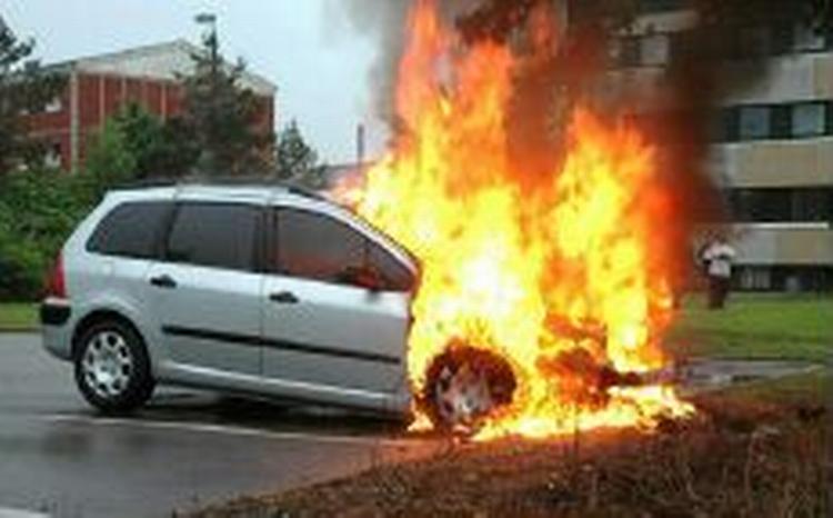 Sådan ser det ud, når en Peugeot 307 går i brand. - Foto: www.alarm112.dk 