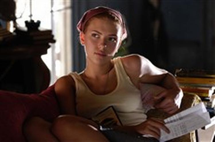 Den kun 20-årige Scarlett Johansson har allerede imponeret i 'Lost in Translation' og 'Pige med perleørering'. Og det er da også svært at overse hendes ansigts åbenlyse kvaliteter. Pur, ung og retfærdig. - Foto fra fil 