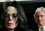 Michael Jackson med stjerneadvokaten Thomas Mesereau i baggrunden. - Foto: AP 