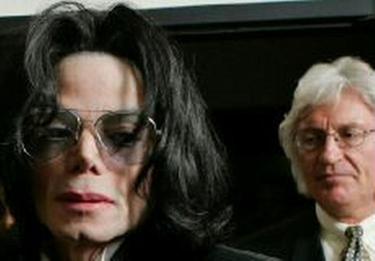 Michael Jackson med stjerneadvokaten Thomas Mesereau i baggrunden. - Foto: AP 