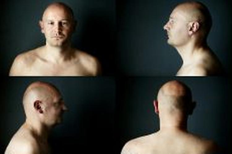 DOBBELTLIV. Ud over at skrive bøger har Erlend Loe de seneste tre og et halvt år haft fuldtidsjob som norsk spillefilmskonsulent. Om to uger bliver han igen forfatter på fuld tid.   Foto: Jacob Ehrbahn 