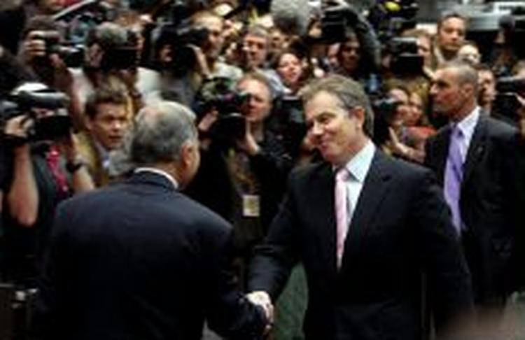 Den engelske premierminister, Tony Blair, ankommer til budgetmødet. - Foto: AP 