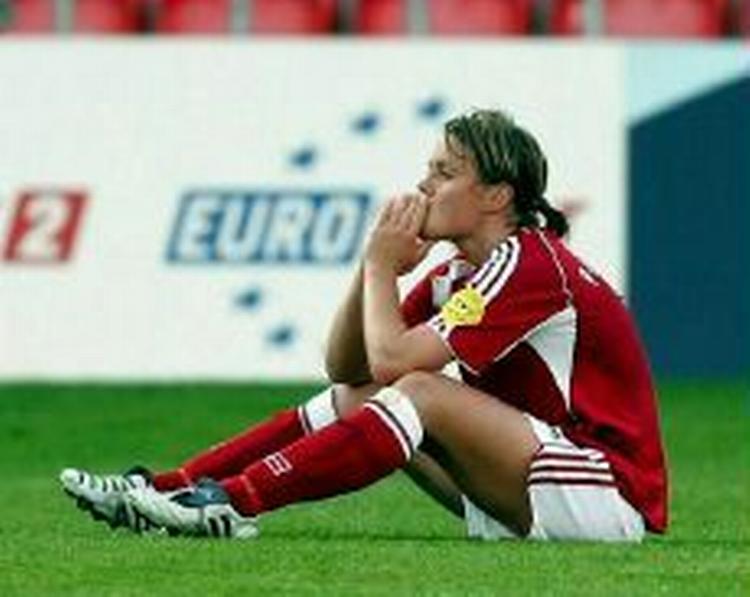 Cathrine Paaske Sørensen efter nederlaget mod Finland - og i for store shorts, hvis det står til UEFAs og FIFAs fodboldbosser. - Foto: AP 