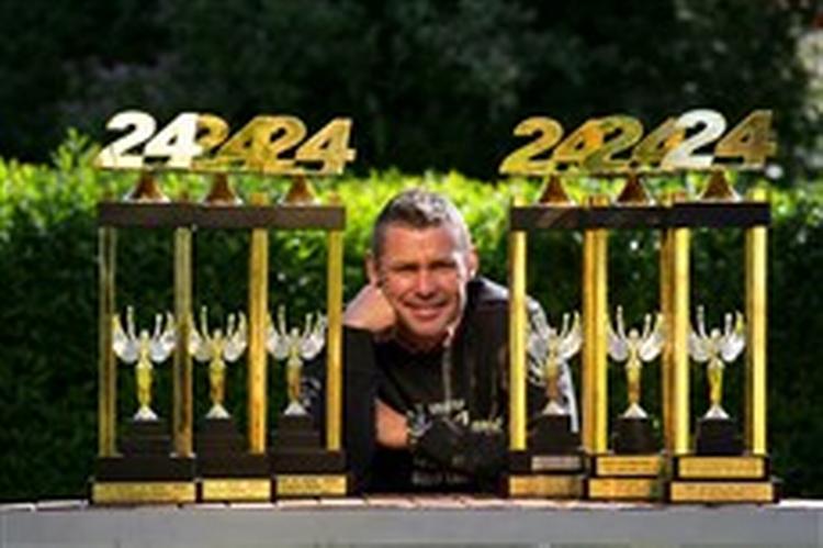 Seks gange har Tom Kristensen fået overrakt vindertrofæet efter 24-timers-løbet på Le Mans. Endnu et vil være rekord. - Foto: Audi 