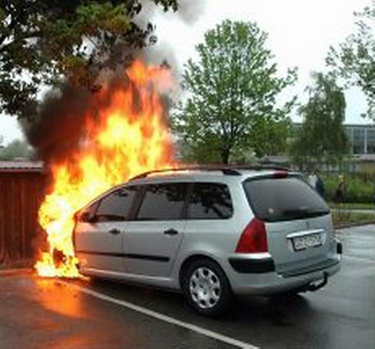 En Peugeot 307 i lys lue. - Foto: www.alarm112.dk 