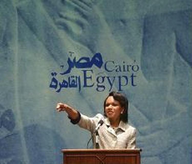 Rice i ensom majestæt på en pressekonference i Kairo. - Foto: AP 