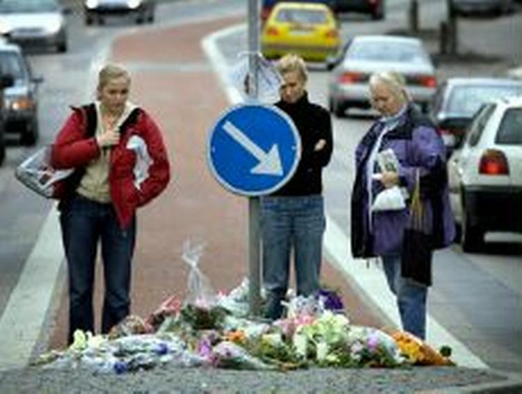 I dagene efter drabet sidste år lagde folk blomster ved ulykkesstedet. - Arkivfoto: Jens Dresling 