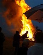 Sådan her har sankt- hans set ud i årevis. Et bål at holde varmen ved og en paraply til at holde regnen ude. I aften ser det for en gangs skyld ud til, at paraplyen er unødvendig.   Foto: Gert Jensen 