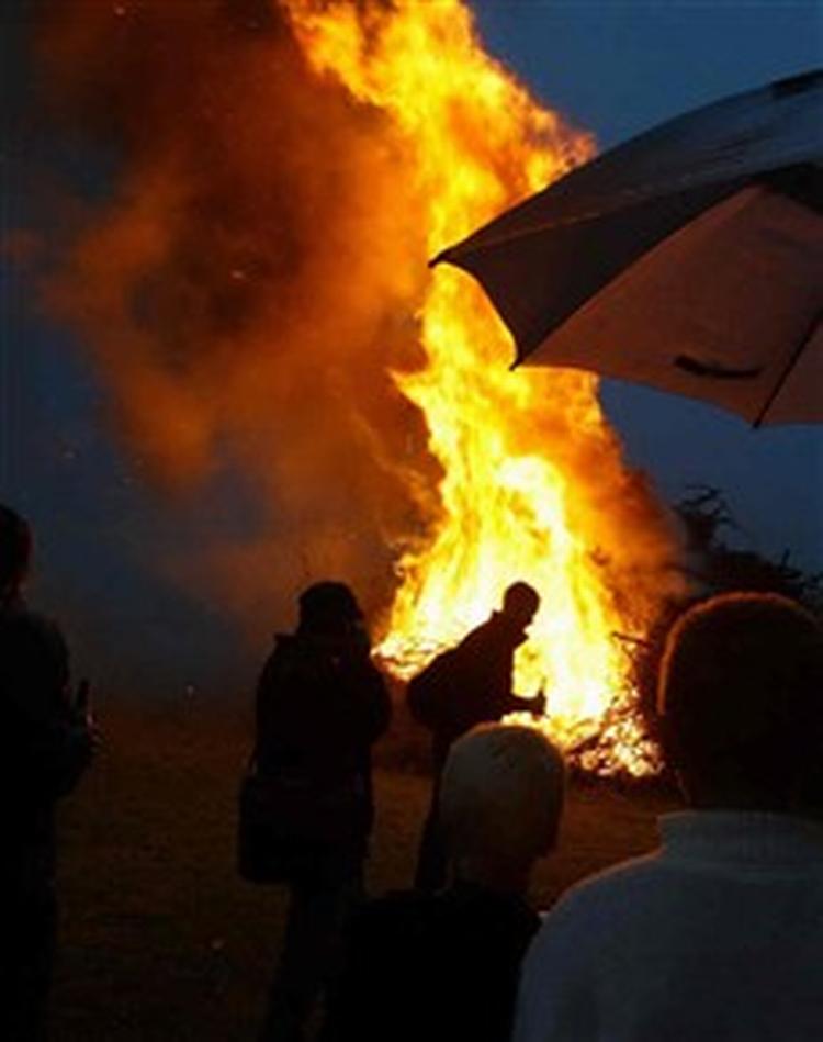 Sådan her har sankt- hans set ud i årevis. Et bål at holde varmen ved og en paraply til at holde regnen ude. I aften ser det for en gangs skyld ud til, at paraplyen er unødvendig.   Foto: Gert Jensen 