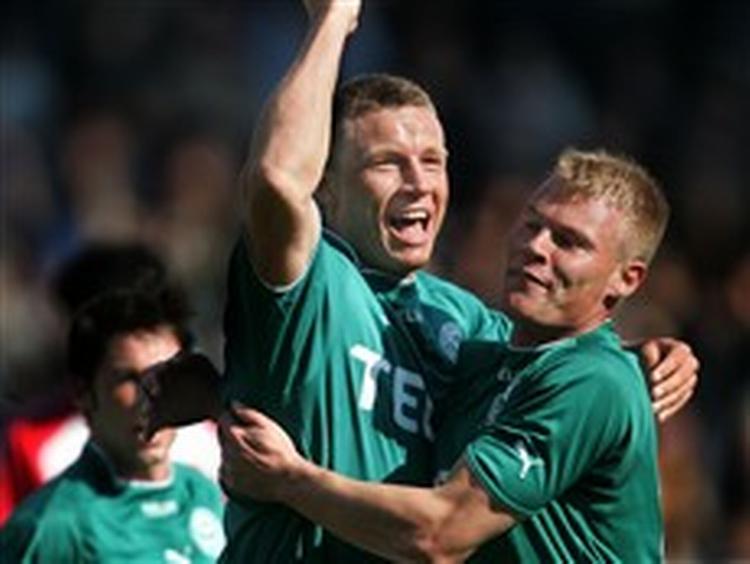 Michael Gravgaard (tv.) fejrer en af sine scoringer for Viborg sammen med Klaus Kærgård, men nu skal de begge videre i karrieren.   Arkivfoto: Andreas Szlavik 