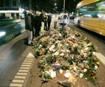 Sørgende borgere lagde hundredvis af blomster ved drabsstedet sidste år. - Arkivfoto: Jesper Stormly Hansen 