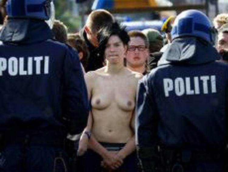 Politiet måtte gribe ind over for demonstranterne. - Foto: Finn Frandsen 