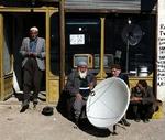 Alle tyrkere med satellit-tv vil kunne se med på den nye, kristne tv-kanal.   Foto: Murad Sezer/AP 