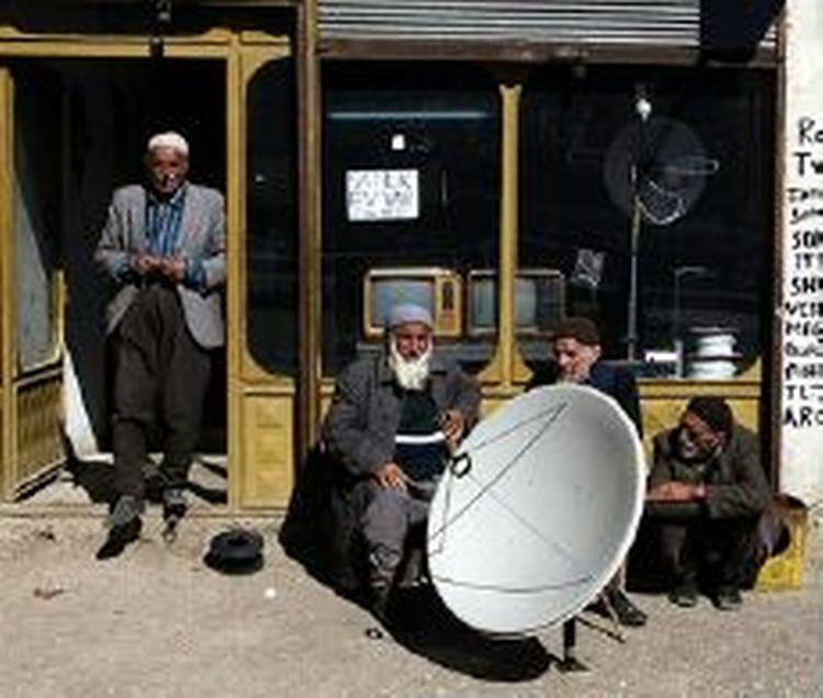 Alle tyrkere med satellit-tv vil kunne se med på den nye, kristne tv-kanal.   Foto: Murad Sezer/AP 