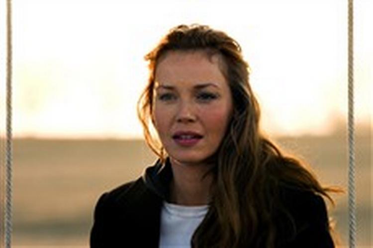 Connie Nielsen og Bille August får hug af anmelder Kim Skotte. - PR-foto 