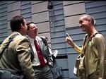 De to <i>Yes Men</i> Mike Bonanno go Andy Bichlbaum laver codylt grin med borgerskabet. Men der er en mening med løjerne. - Foto fra filmen 