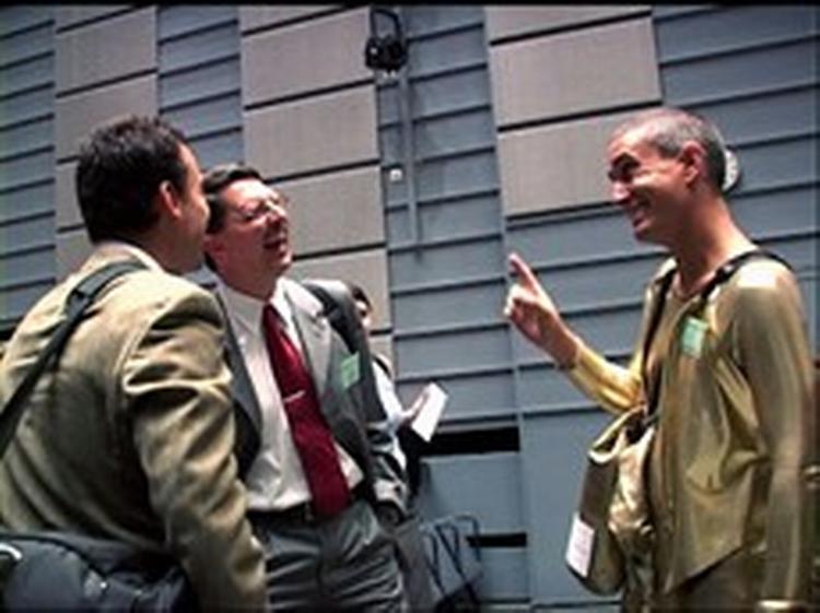 De to <i>Yes Men</i> Mike Bonanno go Andy Bichlbaum laver codylt grin med borgerskabet. Men der er en mening med løjerne. - Foto fra filmen 