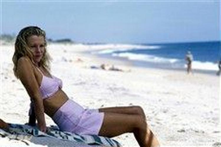 Kim Basinger yder sin bedste præstation siden Curtis Hansons 'L.A.Confidential' i rollen som forfatterhustruen Marion. - PR-foto 