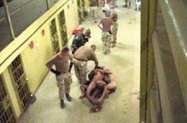 Rehabiliterings- og Forskningscentret for Torturofre vil have sat fokus på behandlingen af fanger i det irakiske Abu Ghraib-fængsel. - Arkivfoto: AP 