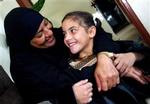 Fatima på 9 år med sin mor, der myrdede Fatimas 17-årige søster for at redde familiens ære. Hendes brøde bestod i, at hun var blevet gravid efter at være blevet voldtaget af sine to brødre. - Foto: AP 