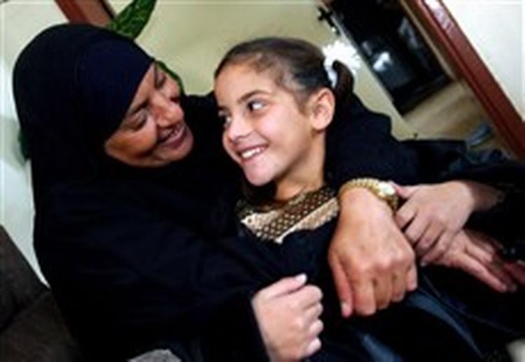 Fatima på 9 år med sin mor, der myrdede Fatimas 17-årige søster for at redde familiens ære. Hendes brøde bestod i, at hun var blevet gravid efter at være blevet voldtaget af sine to brødre. - Foto: AP 