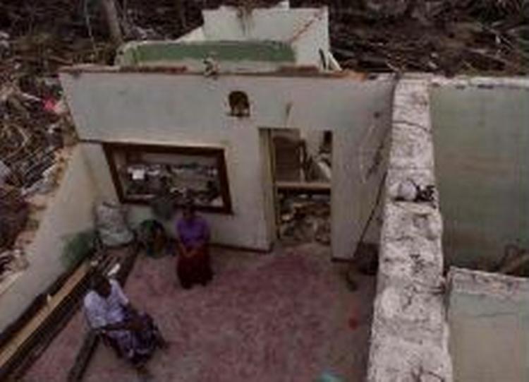 I flere af de ramte lande går genopbygningsarbejdet langsomt. Her i byen Peraliya, Sri Lanka. - Foto: AP 