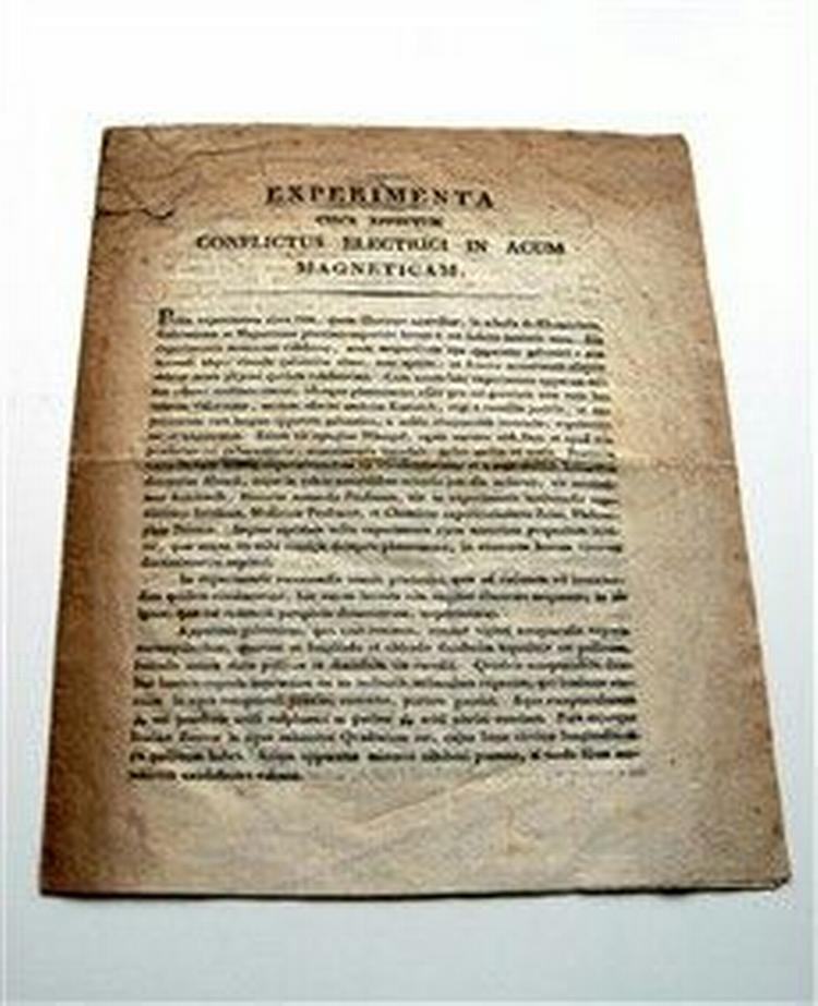 Med denne videnskabelige artikel om elektromagnetismen slog den danske fysiker Hans Christian Ørsted i 1820 sit navn fast for altid   her er det eksemplar, Danmarks Farmaceutiske Højskole har fundet i et pengeskab.   Foto: DFU. 