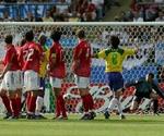 En lamslået tysk mur ser Adriano score til 1-0 på frispark. - Foto: AP 