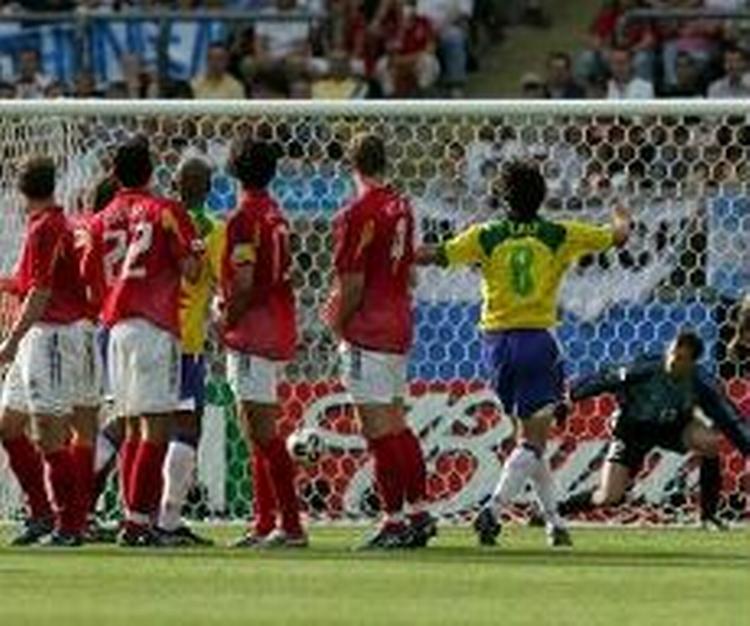 En lamslået tysk mur ser Adriano score til 1-0 på frispark. - Foto: AP 