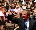 George W. Bush vinker til publikum under sit statsbesøg i Georgiens hovedstad Tbilisi i foråret. - Arkivfoto: AP 