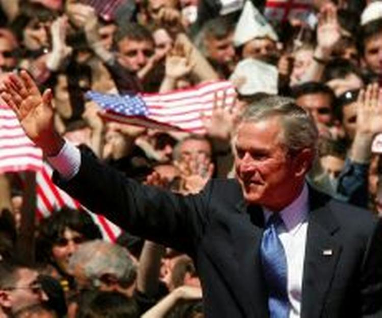 George W. Bush vinker til publikum under sit statsbesøg i Georgiens hovedstad Tbilisi i foråret. - Arkivfoto: AP 