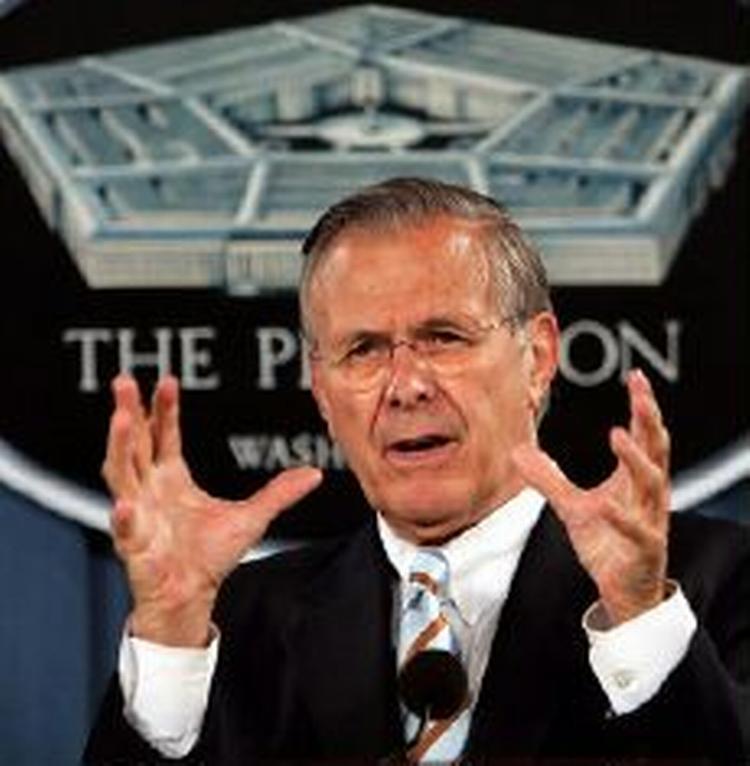 >»Vi taler med folk hele tiden«, siger Rumsfeld. - Foto: AP 