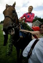 Vinderhesten og jockey Esben Ski slipper jublen løs.   Foto: Jens Dresling 