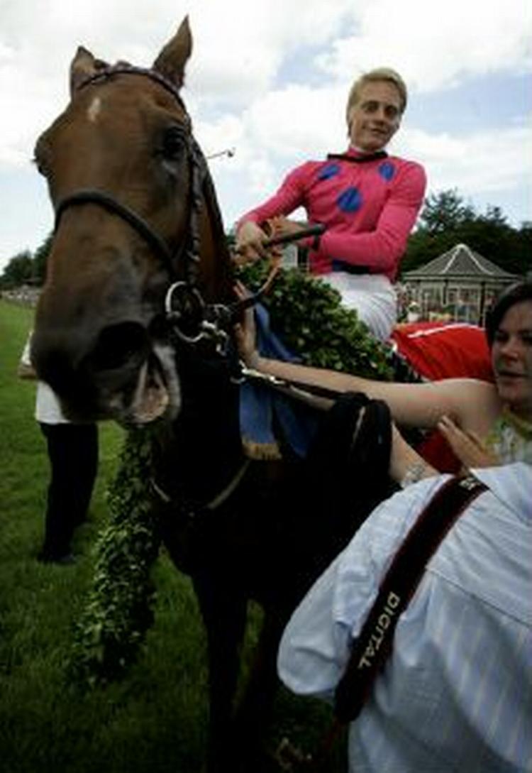 Vinderhesten og jockey Esben Ski slipper jublen løs.   Foto: Jens Dresling 