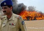 En pakistansk soldat bevogter afbrændingen af narkotika. - Foto: AP 