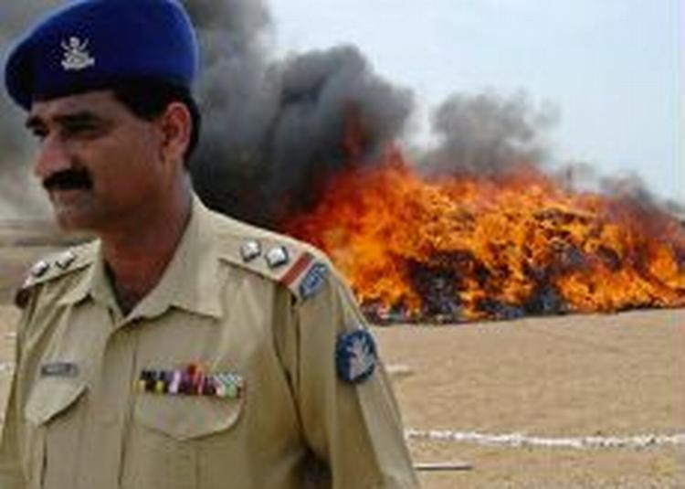 En pakistansk soldat bevogter afbrændingen af narkotika. - Foto: AP 
