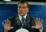 Tom Ridge, der i en anden lejlighed, forhøjer terrorberedskab og advarer om forestående terrorangreb. - Foto: AP 
