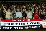 United-fans viser deres foragt for Malcolm Glazer. Alligevel forventer klubben at sætte rekord i antallet af solgte sæsonkort til den nye sæson. - Arkivfoto: AP. 