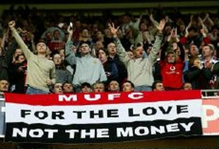 United-fans viser deres foragt for Malcolm Glazer. Alligevel forventer klubben at sætte rekord i antallet af solgte sæsonkort til den nye sæson. - Arkivfoto: AP. 