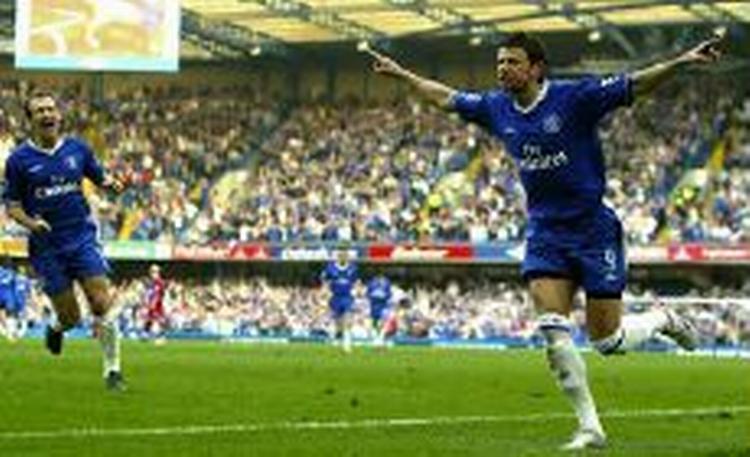 Kezman fejrer et af sine sjældne mål for Chelsea. - Arkivfoto: AP. 
