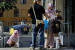 Arrangørerne af  Stop Bush -demonstrationen, som vil løbe af stablen på andendagen af den amerikanske præsidents besøg, deler løbesedler ud til forbipasserende på Christianshavns Torv i København.   Fot 