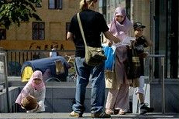 Arrangørerne af  Stop Bush -demonstrationen, som vil løbe af stablen på andendagen af den amerikanske præsidents besøg, deler løbesedler ud til forbipasserende på Christianshavns Torv i København.   Fot 