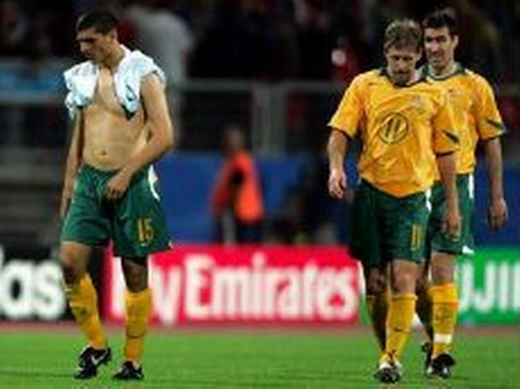 Topscoreren John Aloisi (nummer 15) og holdkammeraterne efter endnu et nederlag ved Confederations Cup. - Foto: AP. 