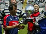 Gianfranco Zola modtog en fairplay-pokal forud for det der skulle vise sig at være hans sidste kamp i Serie A - opgøret mod Udinese 22. maj. - Arkivfoto: AP. 