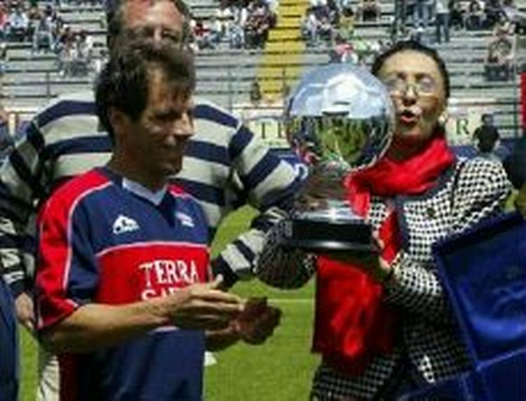 Gianfranco Zola modtog en fairplay-pokal forud for det der skulle vise sig at være hans sidste kamp i Serie A - opgøret mod Udinese 22. maj. - Arkivfoto: AP. 