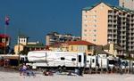 De fleste feriegæster i Florida vælger i øjeblikket at blive stranden fremfor at køle sig havet. - Foto: AP 