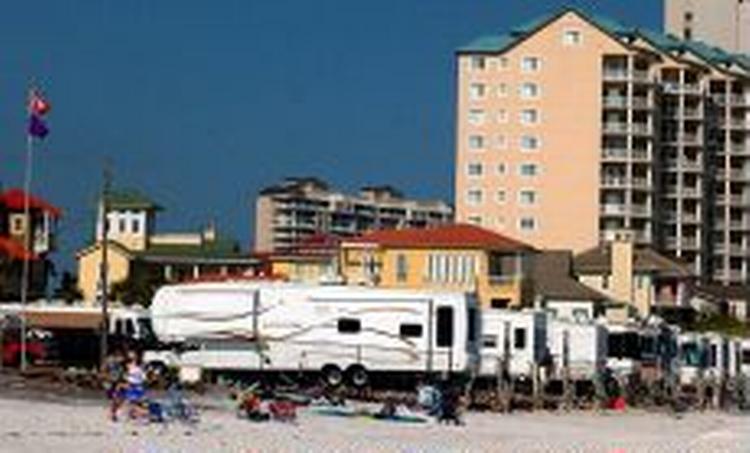 De fleste feriegæster i Florida vælger i øjeblikket at blive stranden fremfor at køle sig havet. - Foto: AP 