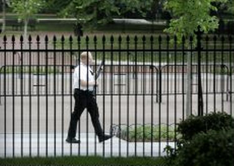 Secret Service var i højeste alarmberedskab, da et fly pludselig kom ud af kurs over Washington. - Foto: AP 