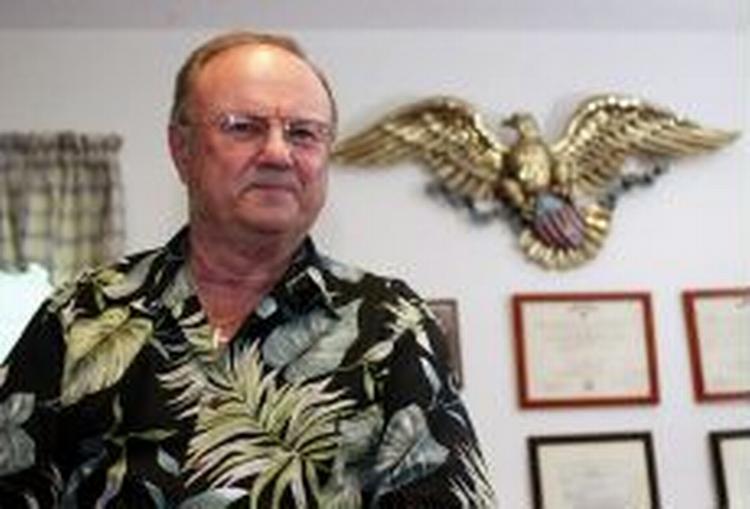Charles 'Chuck' Scott er ikke i tvivl om Mahmoud Ahmadinejad deltog i gidseltagningen. Da jeg så ham »genkendte jeg svinet«, siger han. - Foto: AP 
