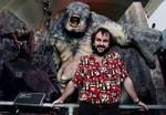 Ringenes Herre-triologien har indtjent kassen - også på biprodukter. De penge vil instruktøren Peter Jackson have del i. Her ses han i selskab med en 'bjergtrold'. - Arkivfoto: AP 